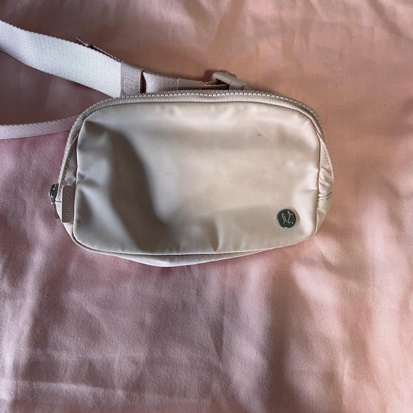 Lululemon belt bag in flush pink - Picture 9 of 10